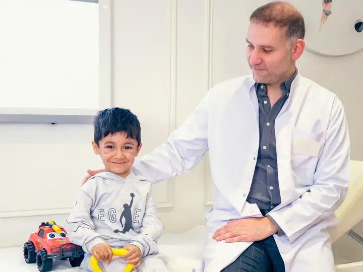 Shifokor bola bemor bilan suhbatlashmoqda